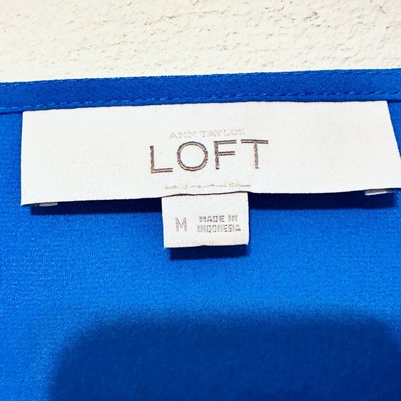 LOFT Women's Vibrant Blue Flutter Sleeve Blouse size Medium NWOT - Picture 2 of 5